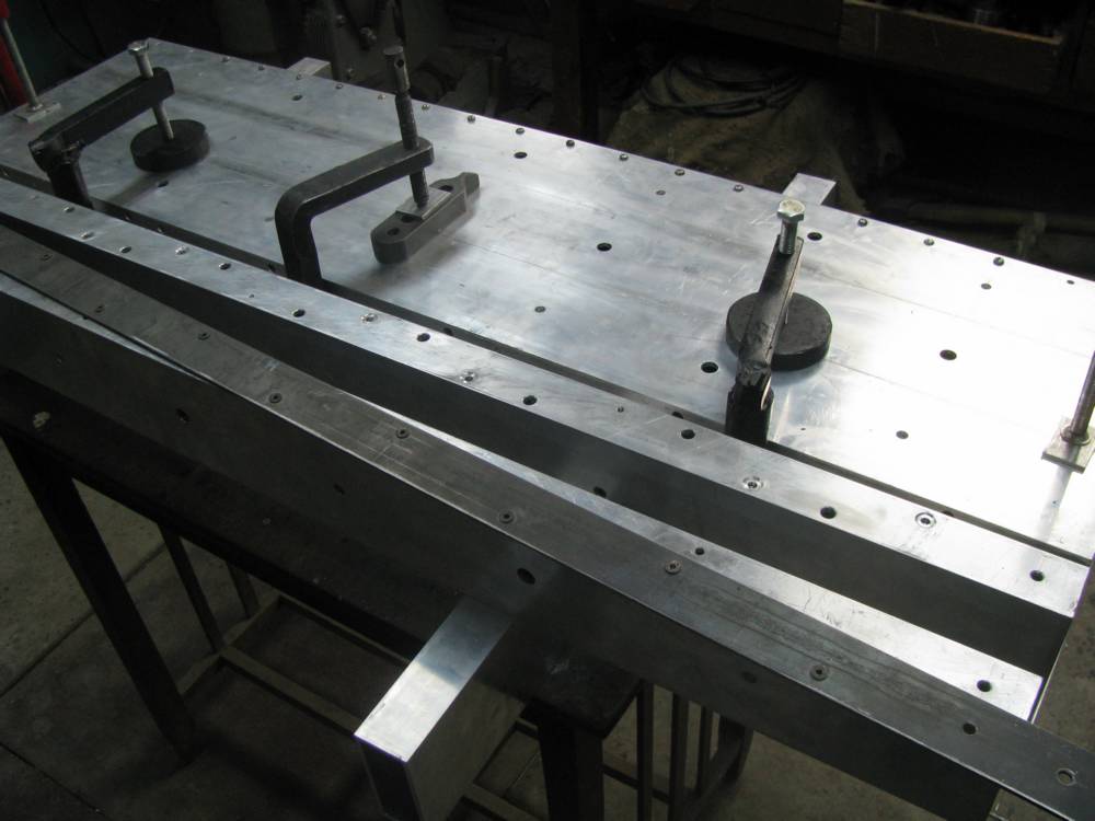 Сбока стола